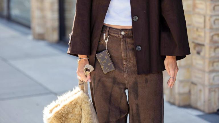 Το καφέ έρχεται να κυριαρχήσει και στα τζιν -Οι 10 τοπ επιλογές για να υιοθετήσετε την τάση