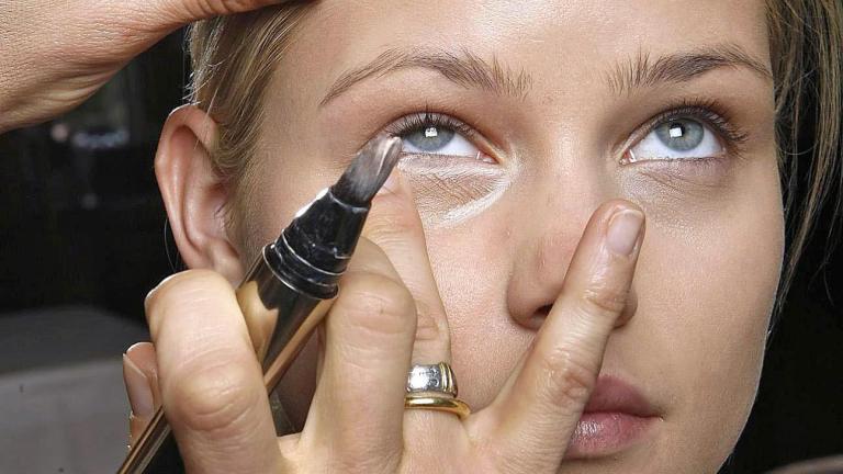 Εφαρμογή concealer 