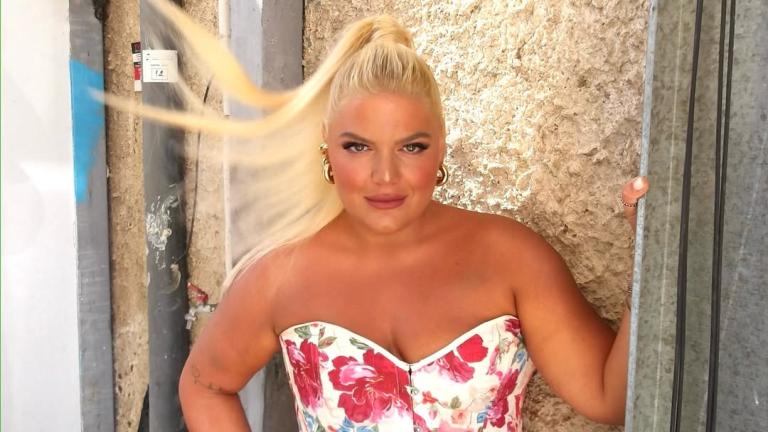 Η Δανάη Μπάρκα κούρεψε τα μαλλιά της 