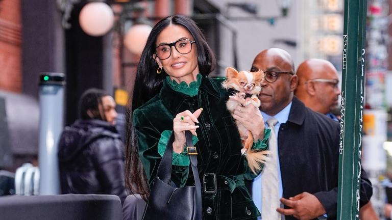 Η Ντέμι Μουρ με βελούδινο κοστούμι/Φωτογραφία Getty Images 