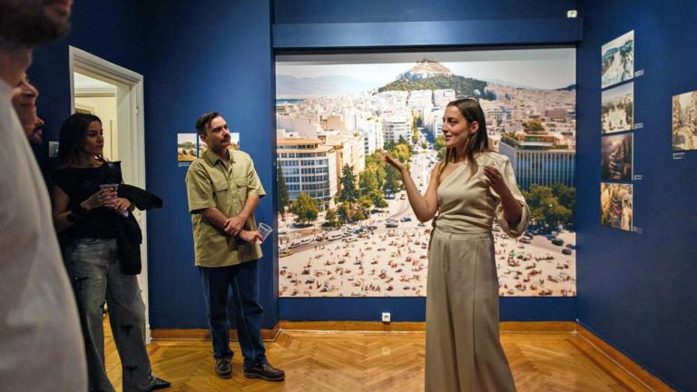 Athens Surreal/Urban Landing: Η Αθήνα γίνεται σουρεαλιστική μέσα από μια νέα έκθεση