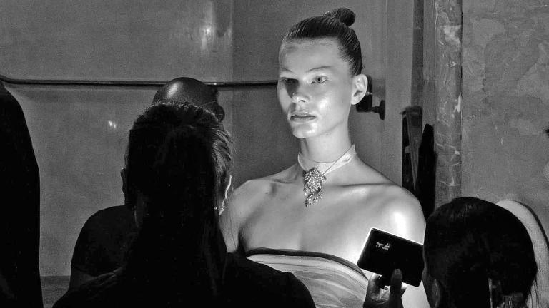 Glowy skin: Τα καλύτερα προϊόντα λάμψης για πρόσωπο και σώμα