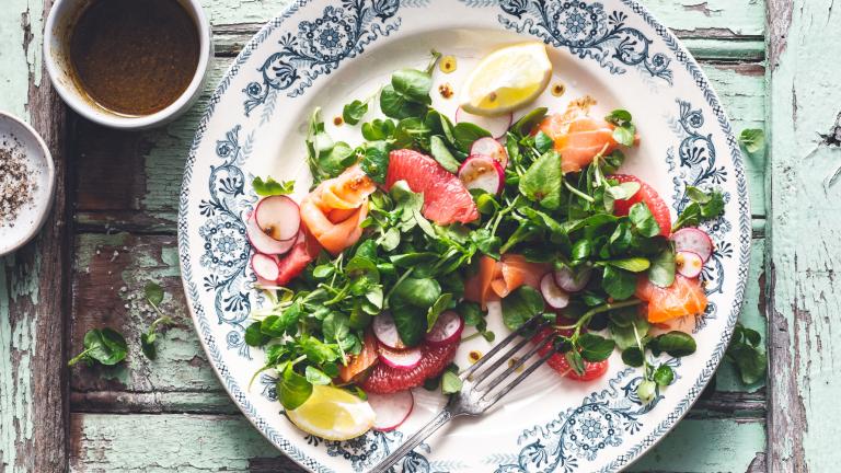Σαλάτα με γκρέιπφρουτ και σολομό  / Φωτογραφία: Shutterstock