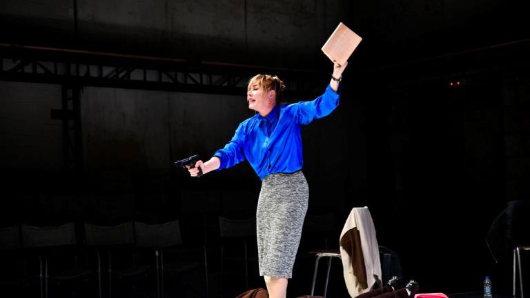 Η Θεοδώρα Τζήμου στην παράσταση «Η ημέρα της φούστας»