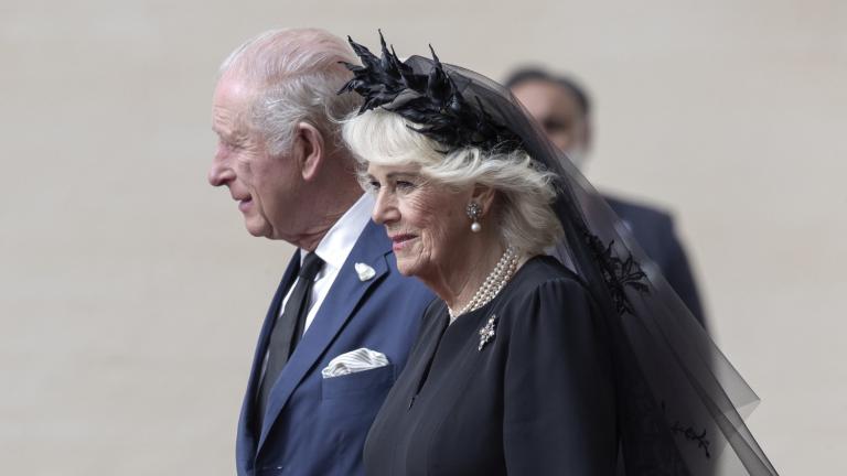 Το εντυπωσιακό headpiece της βασίλισσας Καμίλα στη συνάντηση με τον Πάπα -Ένα στέμμα με μαύρα φύλλα και μακρύ πέπλο που συζητήθηκε πολύ