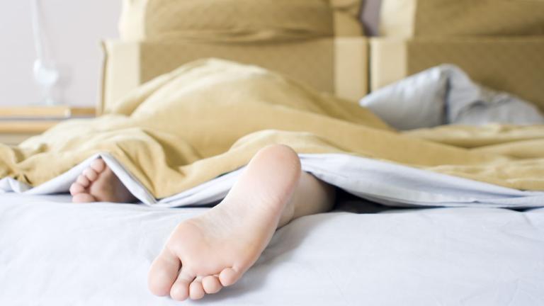 Γιατί βγάζουμε το ένα πόδι έξω από τα σκεπάσματα όταν κοιμόμαστε
