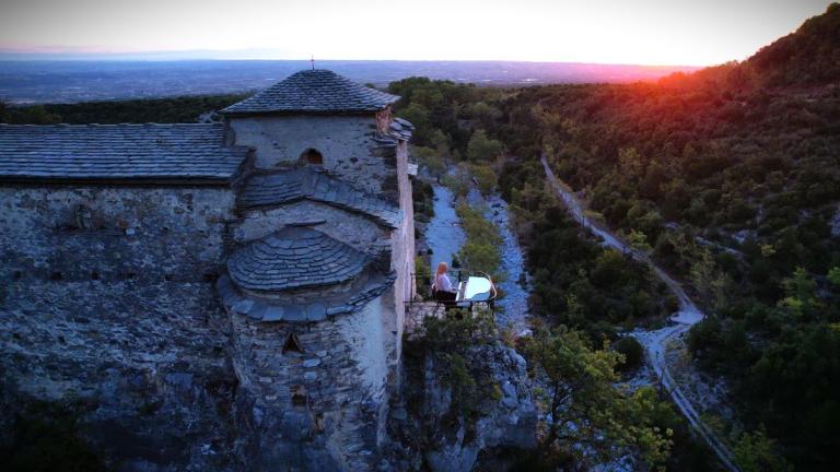 Η Ελένη Ξυδιά παίζει πιάνο στον Όλυμπο