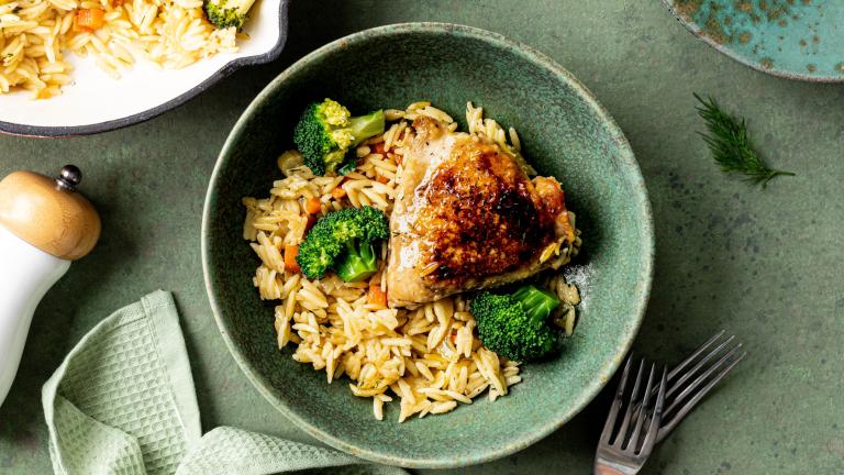 Λεμονάτο γιουβέτσι κοτόπουλο / Φωτογραφία: Shutterstock