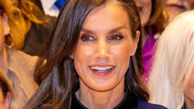 Η βασίλισσα Λετίθια με μπλε μπλούζα και μαύρο παντελόνι