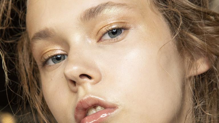 Lip gloss ή lip oil; Ποια είναι η τάση που σας ταιριάζει;