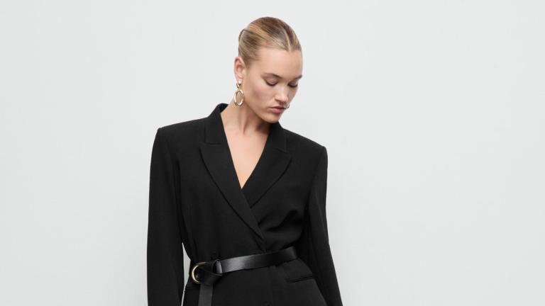 Κοπέλα με φόρεμα τύπου σακάκι από τα Mango