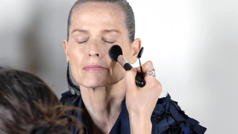 Η σωστή τεχνική κονσίλερ για ώριμο δέρμα -Τι να κάνετε (και τι να αποφύγετε)