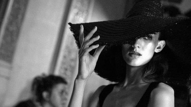 Το πιο μυστηριώδες άρωμα της σεζόν: Mυρίζει λάβδανο, κεχριμπάρι και πολυτέλεια