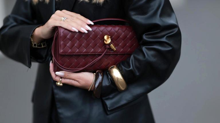 Γυναίκα που κρατάει μία τσάντα 