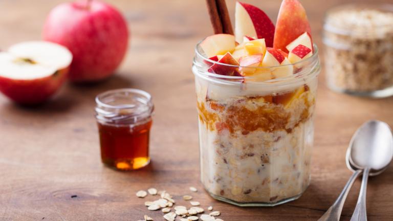 Overnight oats με γεύση μηλόπιτα / Φωτογραφία: Shutterstock