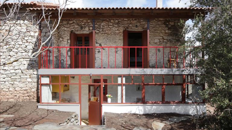 Ένα πετρόχτιστο σπίτι στην ορεινή Πελοπόννησο μεταμορφώθηκε -Παράδοση και σύγχρονο design σε τέλεια ισορροπία