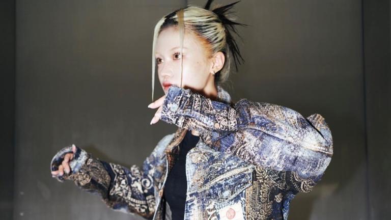 Γυναίκα που φοράει total denim Proleta Re Art 