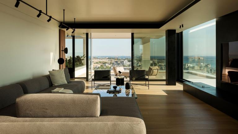 Apartment: Ένα μίνιμαλ διαμέρισμα που μοιάζει να αιωρείται πάνω από τον Σαρωνικό