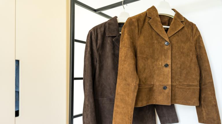 Το μυστικό για να κρατάτε τα σουέτ μπουφάν σαν καινούργια κάθε φθινόπωρο