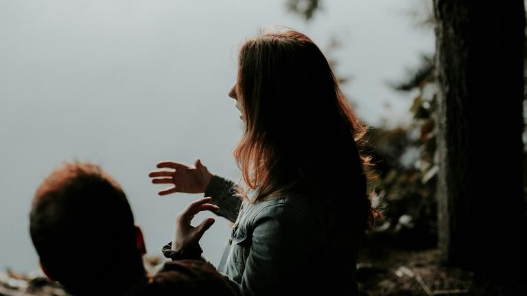 γυναίκα μιλά