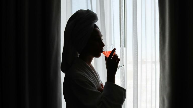 Τι σημαίνει αν δεν έχεις καμία όρεξη να βγεις τα Σαββατοκύριακα, σύμφωνα με έναν ψυχοθεραπευτή