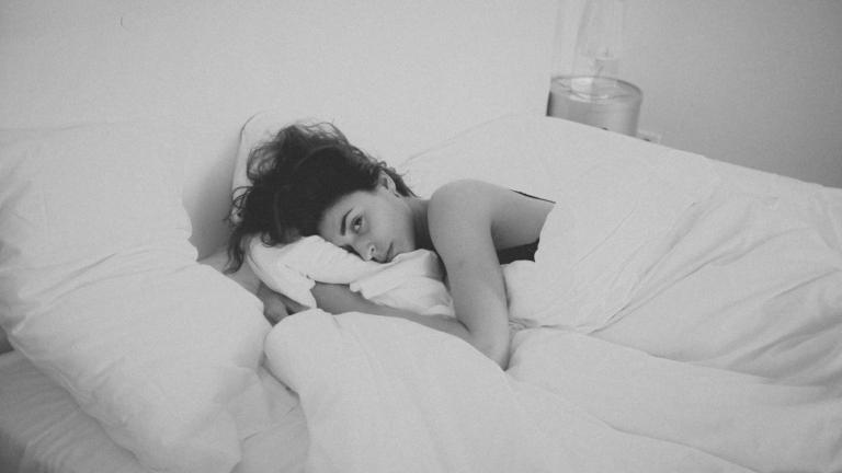 Γυναίκα στο κρεβάτι