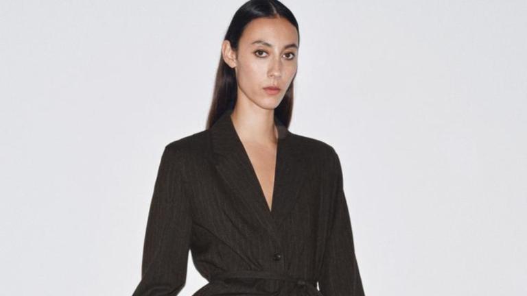 Μοντέλο με blazer 