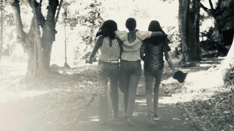 Τρεις γυναίκες περπατούν μαζί 