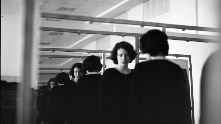 Γυναίκα κοιτάζεται στον καθρέφτη 