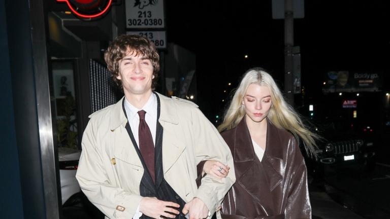   Μάλκολμ ΜακΡέι και Άνια Τέιλορ-Τζόι/Φωτογραφία: BACKGRID-Backgrid USA