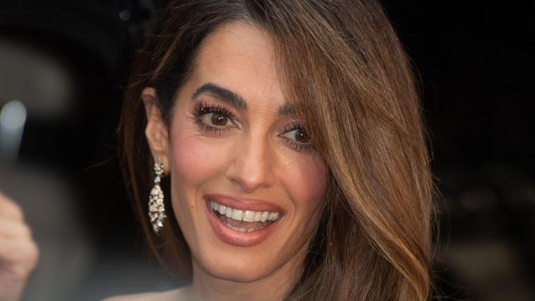 Η Amal Clooney με αέρα «rich mom» στο Παρίσι -Εντυπωσίασε με lime green σύνολο και latte μακιγιάζ
