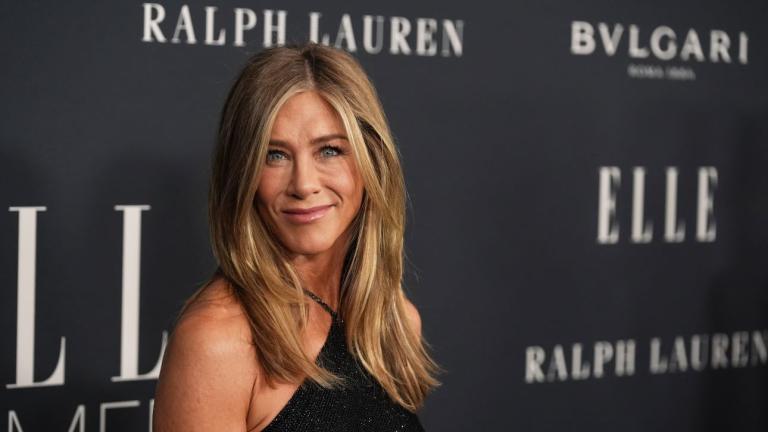 Πώς καλύπτει έξυπνα τα γκρίζα μαλλιά της η Τζένιφερ Άνιστον