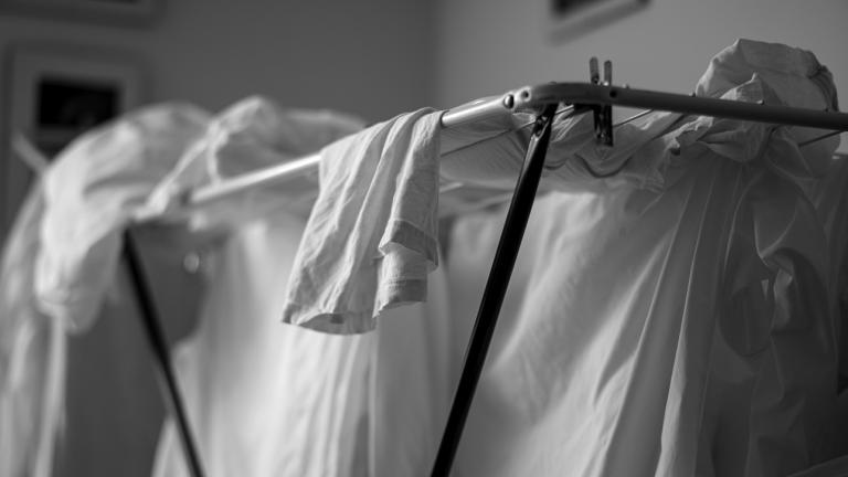 Απλώστρα ρούχων μέσα στο σπίτι/Φωτογραφία Unsplash 