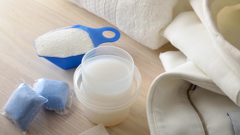 Σκόνη και υγρό απορρυπαντικό 