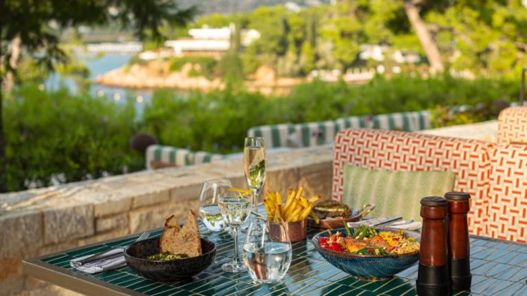 Brunch στο Beefbar δίπλα στη θάλασσα