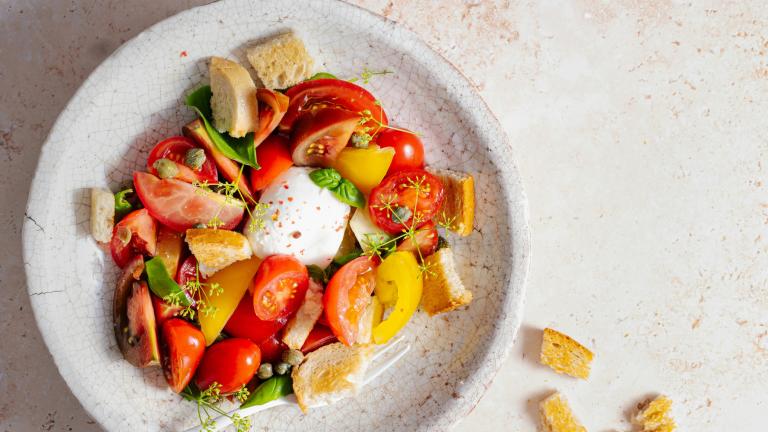 Burrata με ντοματίνια / Φωτογραφία: Unsplash