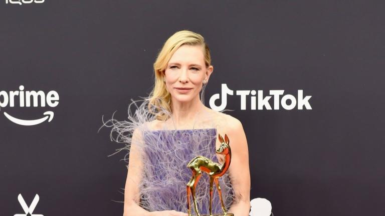 Η Κέιτ Μπλάνσετ με φόρεμα από οικολογικά φτερά