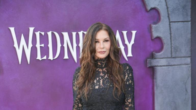 Η Κάθριν Ζέτα Τζόουνς με μίνι φόρεμα