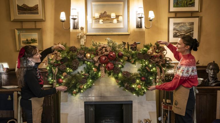 Ξεχάστε τους φιόγκους: Αυτό είναι το vintage στοιχείο που κυριαρχεί φέτος στη χριστουγεννιάτικη διακόσμηση