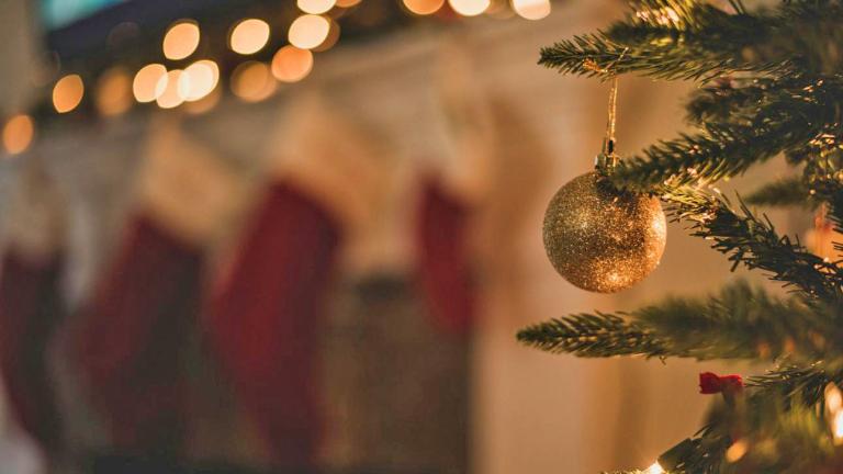 Η πιο chic τάση στη χριστουγεννιάτικη διακόσμηση για το 2025 δεν είναι ούτε κόκκινο ούτε χρυσό