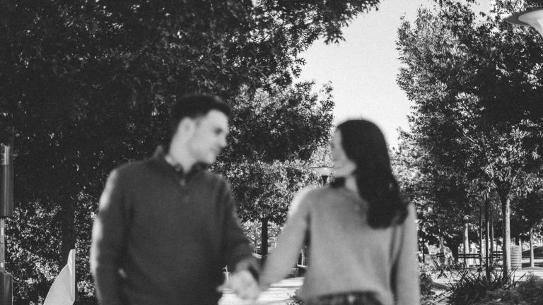 Ποια κίνηση άνδρα δείχνει επιθυμία ελέγχου