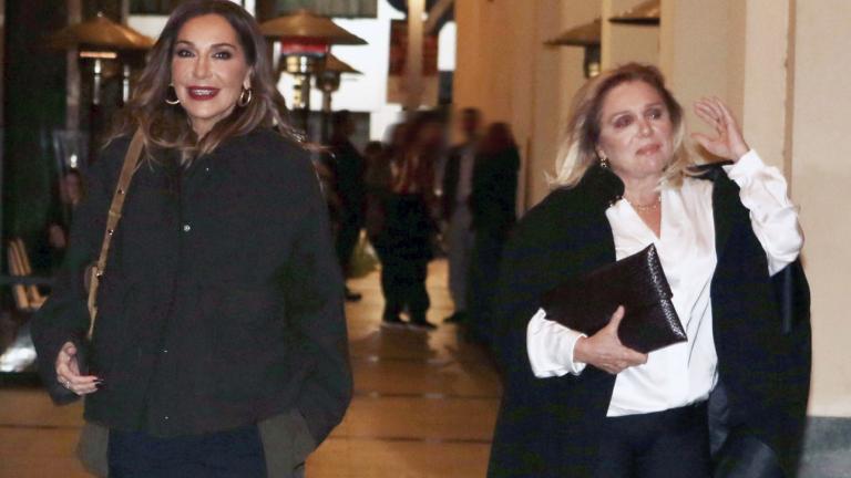 Δέσποινα Βανδή και Μαρία Καβογιάννη στο θέατρο