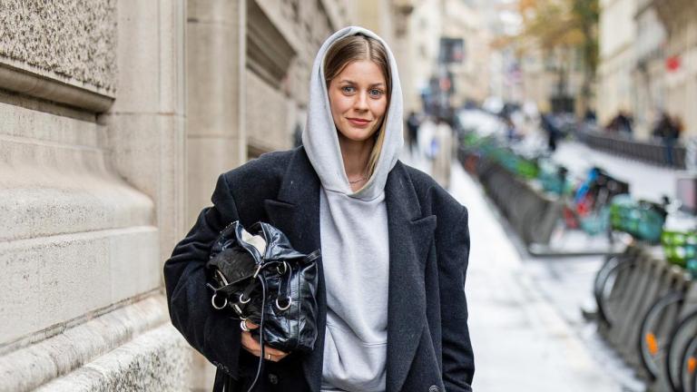 Πώς να φορέσεις φούτερ στο γραφείο με chic τρόπο, σύμφωνα με style expert