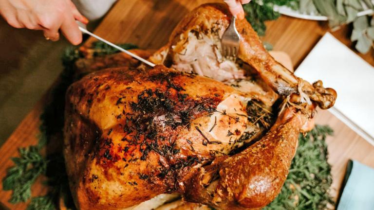 Γαλοπούλα με σάλτσα κράνμπερι: Η συνταγή που κάνει το Thanksgiving πραγματική γιορτή