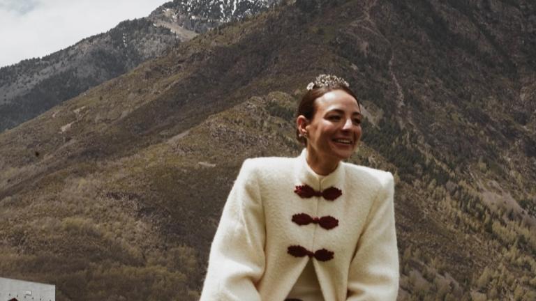 Νύφη με κόκκινες λεπτομέρειες/Φωτογραφία Instagram/MINNA Fotografía