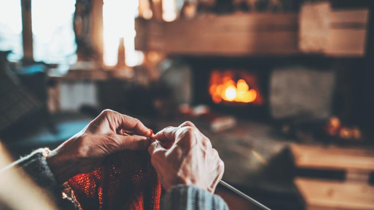 Ηλικιωμένη κυρία που πλέκει