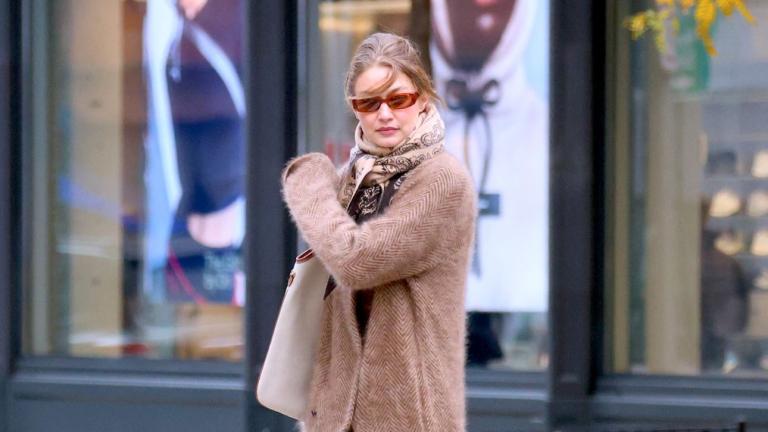 Η Τζίτζι Χαντίντ με κασμιρένιο παλτό του brand της