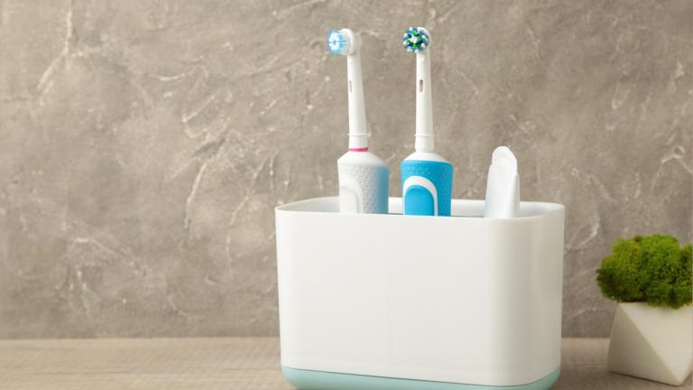 Ηλεκτρικές οδοντόβουρτσες στο μπάνιο 