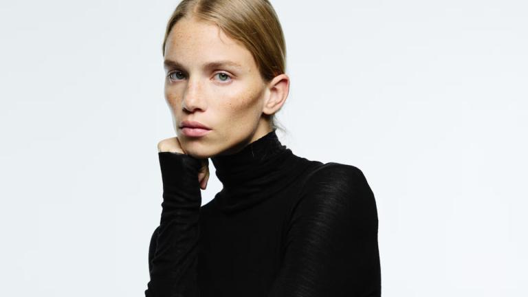 Γυναίκα ποζάρει με φούστα από τα H&M