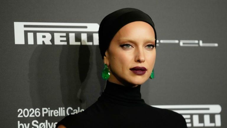 Η Ιρίνα Σάικ σε goth μεταμόρφωση